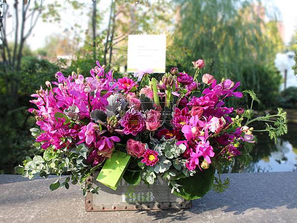 ∥展現真我∥ 跳脫滿街大紅豔麗、金色高貴閃耀， 落落大方的桃紅色調一定很適合你， 同樣討喜、正面，又多了點療癒心情的美好印記， 像城市裡都會女性， 代表擁有主見，懂得如何