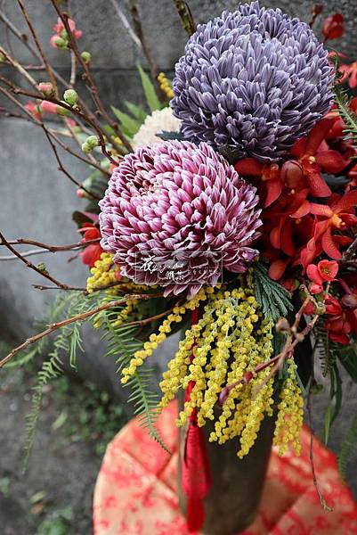 ∥花開滿圓∥ 牡丹菊盛開開滿園， 桔紅聖耀蘭掬喜慶， 金合歡閃爍在其中， 寒梅枝條拋向天際， 深深祝福在我心中。 新年萬象․皆吉祥! ------------------