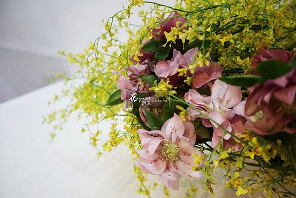 ‖漫步雲端‖ 迷你文心蘭蓬鬆地堆疊， 垂筒花輕輕地飄逸搖首， 像是春天乘著雲朵，悄悄的來臨。 ------------------------ Designer花雅集 O