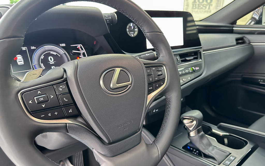 LEXUS ES300h 豪華版，奢華空間中大型豪華房車，超