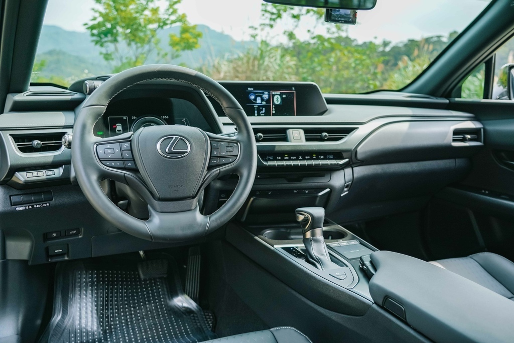 LEXUS UX250h Hybrid 豪華版，寧靜舒適豪華