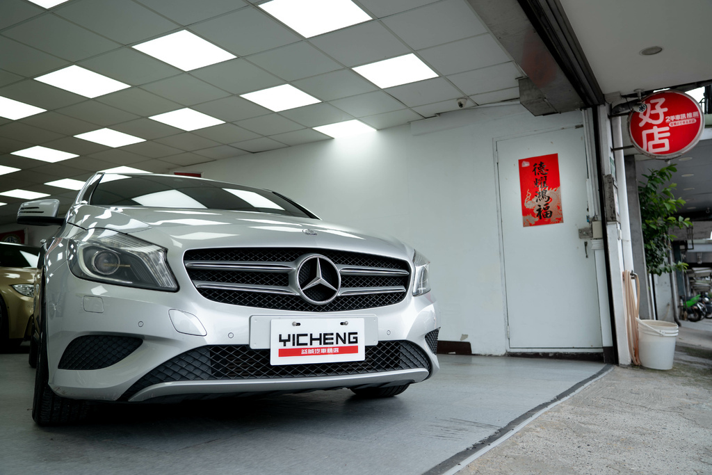 BENZ A180 BlueEFFICIENCY W176 