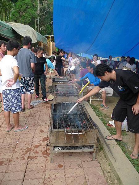 晚餐BBQ由這三個烤爐揭開序幕