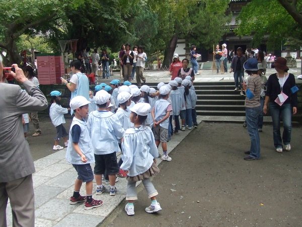 幼稚園在八藩院外開運動會