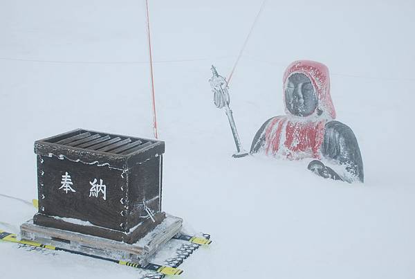 被雪淹沒的地藏王菩薩，但奉納箱總是在雪線以上