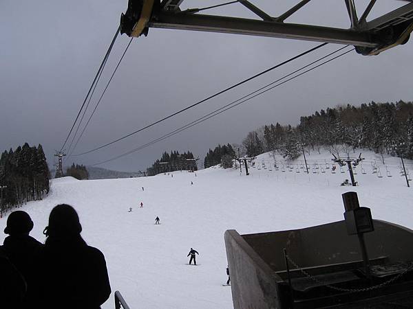 在等待時，看得到旁邊的滑雪場