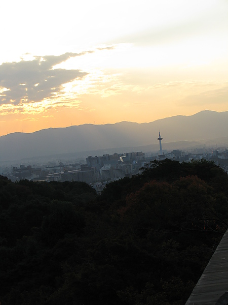 夕陽西下的京都塔 