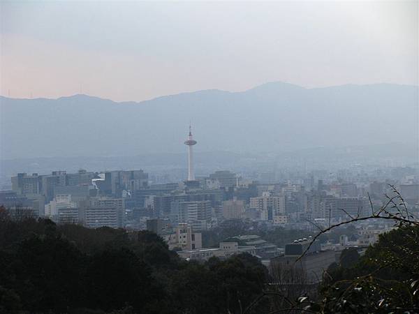 遠眺京都塔,  但今天霧霧的