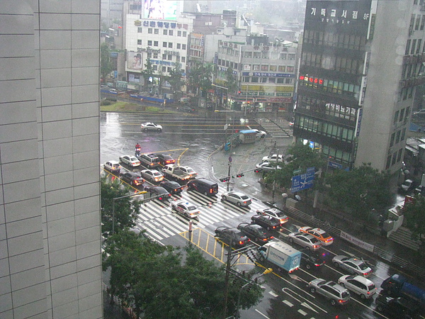 最後一天早上睡醒, 外面竟然在下雨 