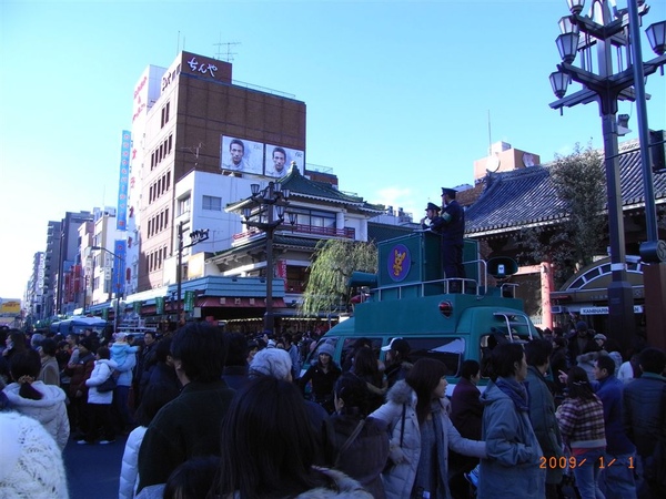 淺草寺有警察在維護秩序