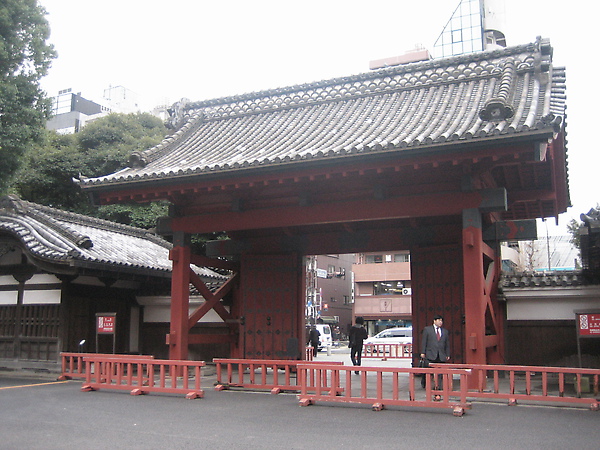 東大赤門內
