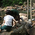 沿著河 爬岩石過去