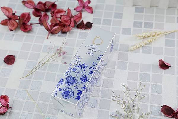 櫃姐觀察到我的皮膚亂出油跟毛孔粗大，就立刻推薦碧麗妃濾鏡平衡美肌水！碧麗妃,濾鏡平衡美肌水,評價,出油,毛孔粗大,濕敷,回購率,平衡,調理膚況,植物萃取,精華,真材實料,推薦