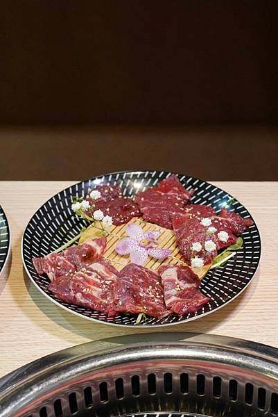 【桃園南崁】燒肉道 全台首創軌道送餐 火烤兩吃吃到飽