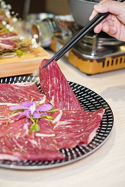 【桃園南崁】燒肉道 全台首創軌道送餐 火烤兩吃吃到飽