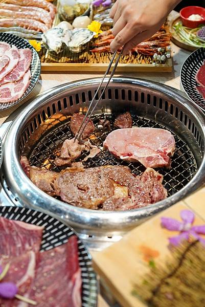 【桃園南崁】燒肉道 全台首創軌道送餐 火烤兩吃吃到飽