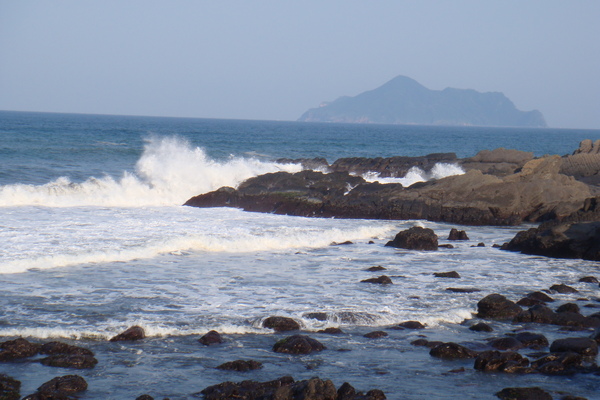 海浪拍打岩石，激起了浪花