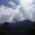 隱沒在雲層裡的山峰