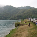 很多遊客都悠閒地坐在湖畔欣賞美景