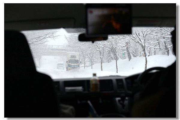搭上温泉旅館的Shuttle Bus前往草津
