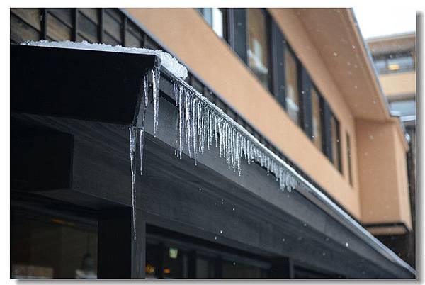 草津依然下著雪，屋簷邊都形成冰柱了