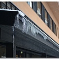 草津依然下著雪，屋簷邊都形成冰柱了