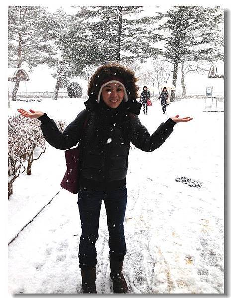 軽井沢雪下得好大，瞧雪花都大到遮住臉了