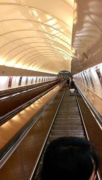 布拉格的地鐵蓋得好深，手扶梯超長的