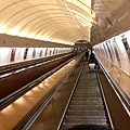 布拉格的地鐵蓋得好深，手扶梯超長的