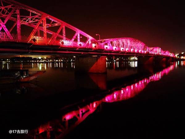 順化錢場橋Trang Tien Bridge逛夜市、喝咖啡、看夜景