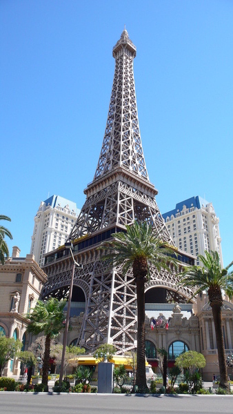 對面的假巴黎鐵塔