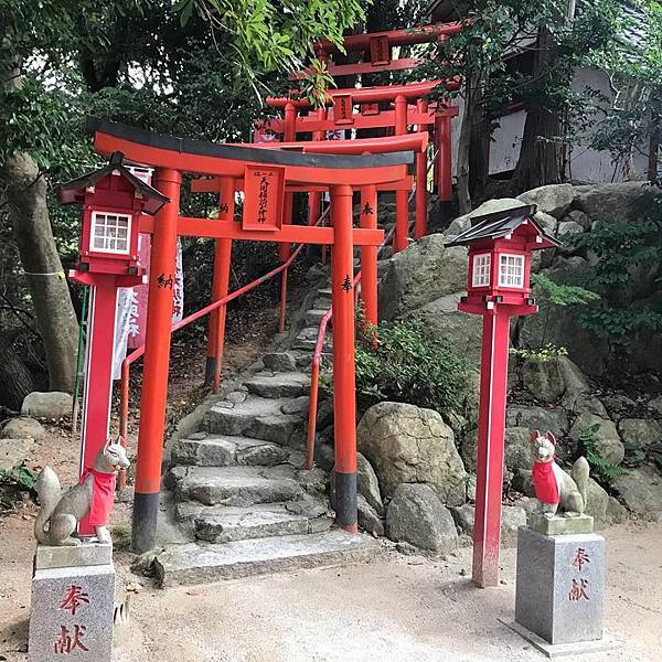 稻荷神社鳥居,有可愛的狐狸