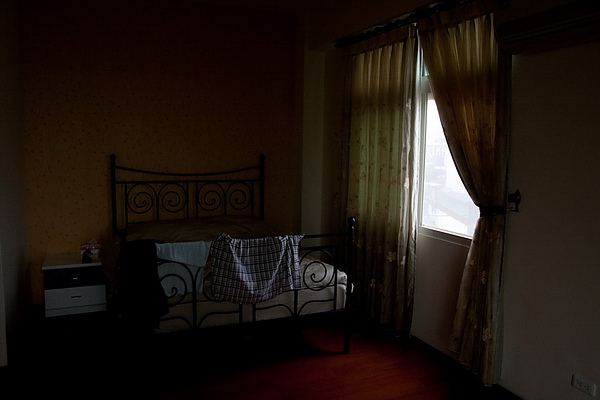 民宿的房間 很簡單 但我超愛 旁邊有窗戶