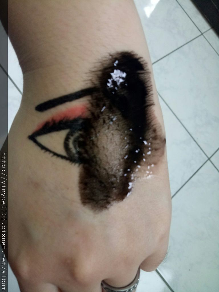 肌純極淨沁亮碳酸洗卸泡泡卸妝過程,眼妝被溶解了