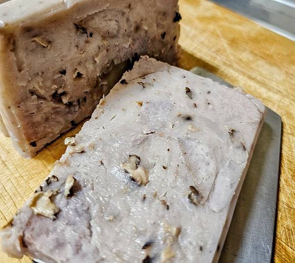 小花米食行『鵝油香蔥芋頭糕』真材實料,每一個層面都可以看見滿