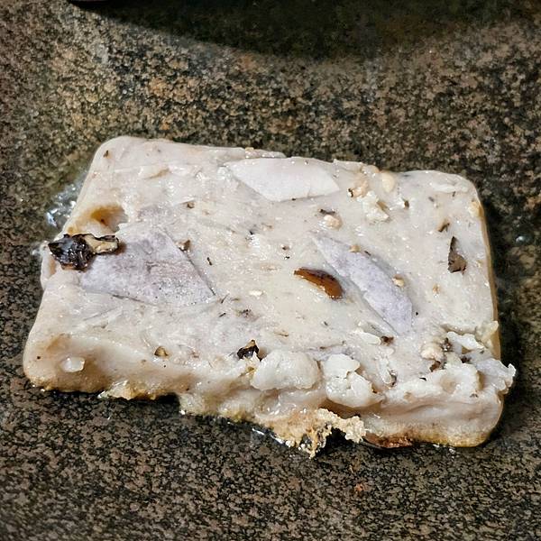 小花米食行『鵝油香蔥芋頭糕』真材實料,每一個層面都可以看見滿