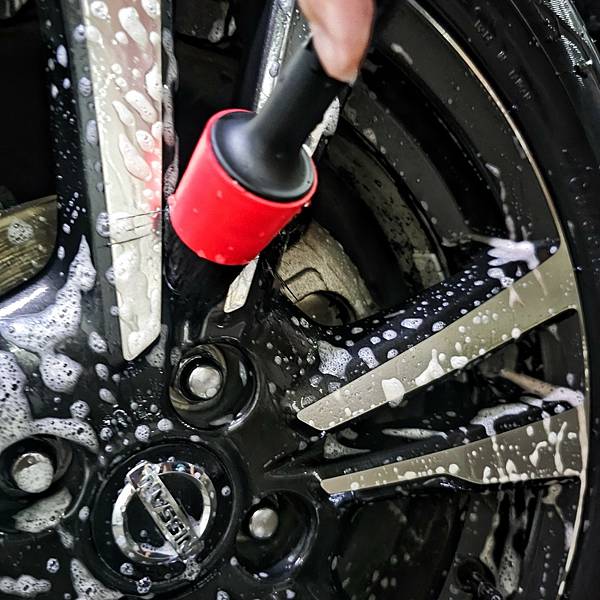 『好神輪胎輪圈清潔劑』溶解髒汙立即變色﹐三件工具組合﹐瓶身可
