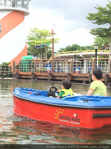 How fun it is to ride on the lego boat! 坐在樂高船上真有趣！