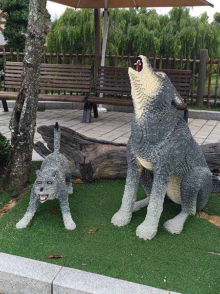 You can see amazing lego work everywhere in the park. 在樂園裡隨處可看見好棒的樂高作品。