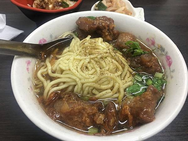 強尼先生愛美食-清水排骨酥麵（台中豐源廟東）-排骨麵/米粉/冬粉/粿仔條/乾麵/魯肉飯-台北橋捷運站（天台）！