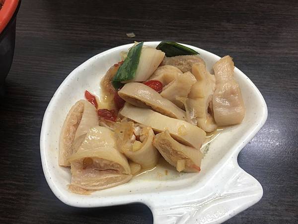 強尼先生愛美食-清水排骨酥麵（台中豐源廟東）-排骨麵/米粉/冬粉/粿仔條/乾麵/魯肉飯-台北橋捷運站（天台）！