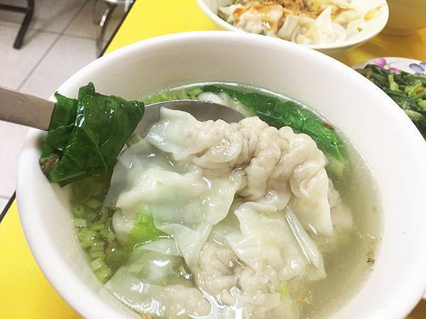 強尼先生愛美食-台北。好食記 | 大同區-郁香花蓮扁食-鮮蝦扁食湯 / 嘴邊肉-延三夜市！