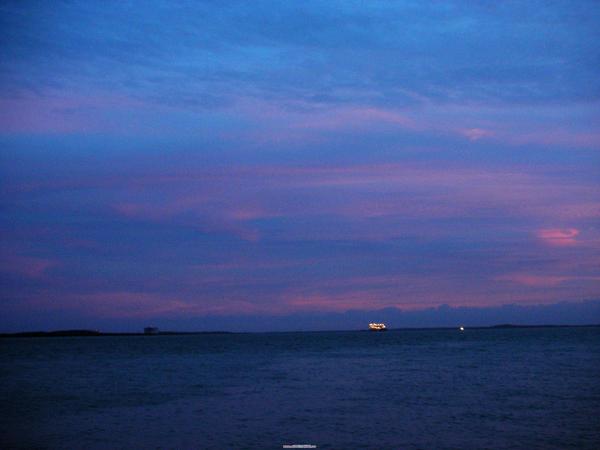 漫天紫霞  伴漁火點點