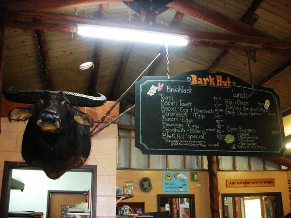休息站餐廳櫃檯的牛頭擺飾