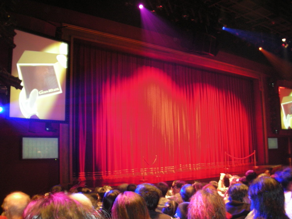 我們坐在舞台角落