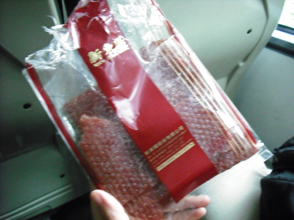 往烏來的客運上吃著新東陽豬肉乾