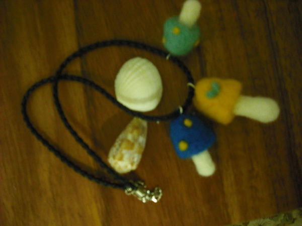 三朵蘑菇皮繩項鍊