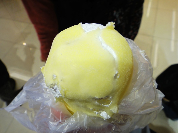 廣州解放南路地下道前的美味榴槤糕