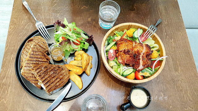 台中|木門咖啡:繽紛系色彩木門拼裝的L型牆,舒適好拍又好吃的早午餐選擇!來喝下午茶也很棒 台中,木門咖啡,早午餐,IG打卡,下午茶,舒適環境,獨特設計,南屯,打卡,拍照