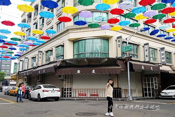 高雄|後驛商圈,期間限定綿延一公里的彩虹傘天空超美 高雄,後驛商圈,彩虹傘天空,拍照打卡,成衣批發,期間限定,逛街購物,三民區,高雄後火車站,裝置藝術,雨傘,彩虹傘,打卡,ig,拍照
